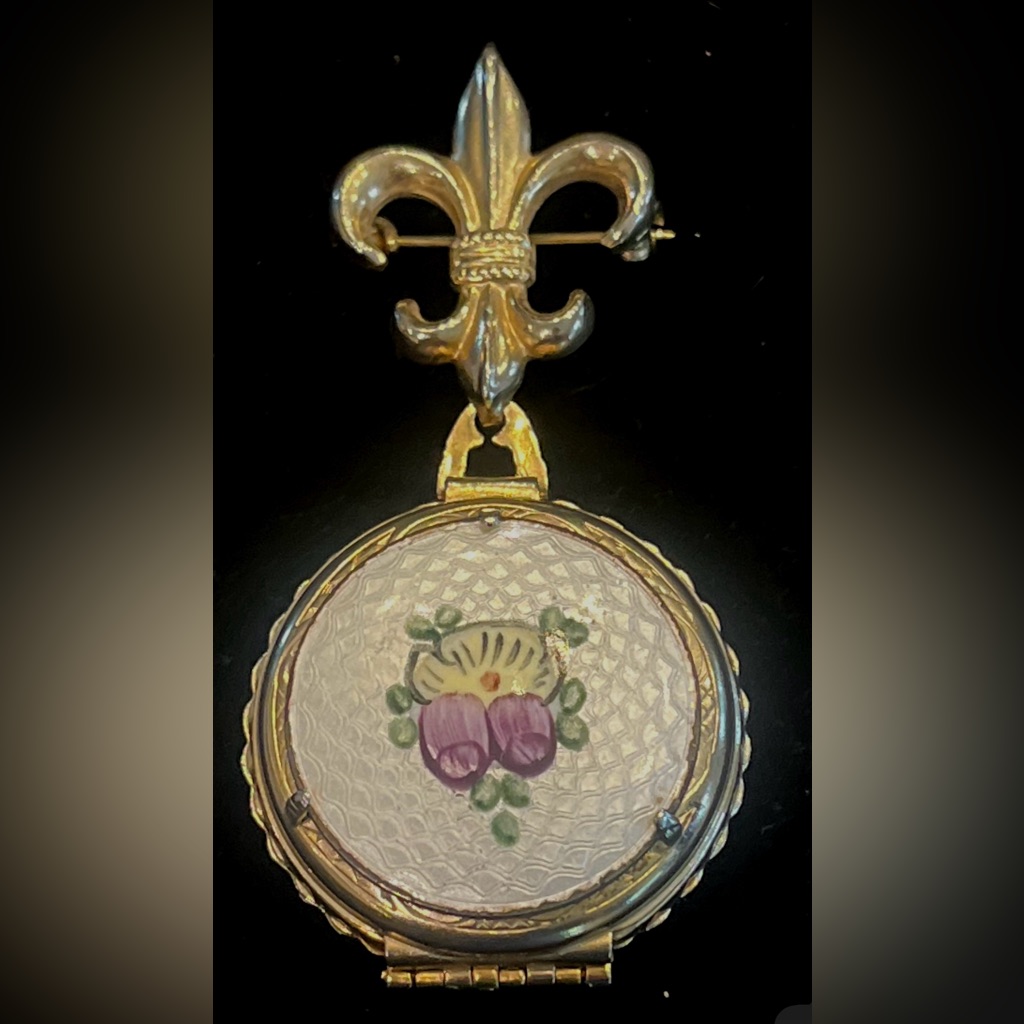 Vintage Coro Pegasus Signed Fleur De Lis Family Album Double Locket Brooch